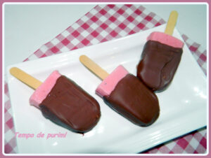 Picolé de morango com calda de chocolate Preto