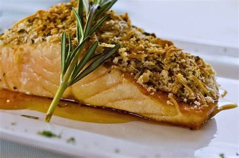 Salmão assado com crosta de ervas