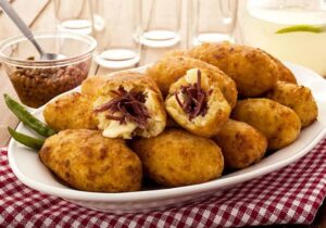 Bolinho de Mandioca com Carne Seca