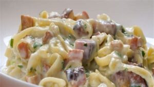 Macarrão Cremoso com Bacon e Queijo